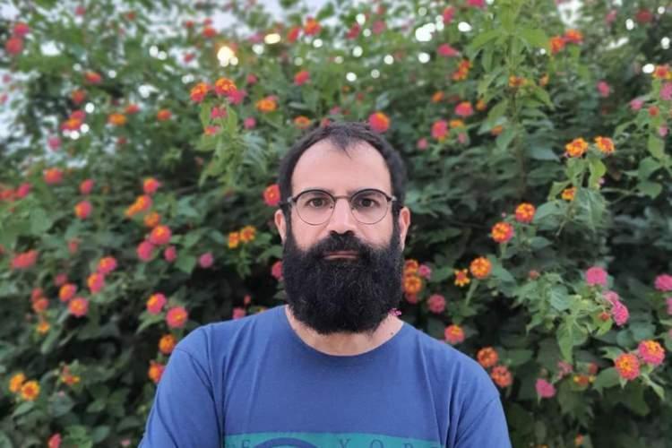 آدمی که می تواند خودش را از تاریخ منقطع کند، گیاهی بی بته است