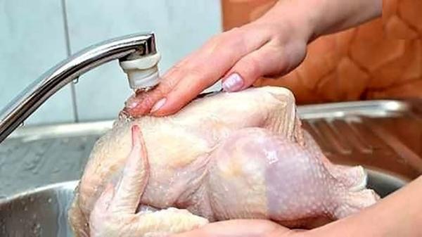 اشتباهات مهم هنگام شستن مرغ